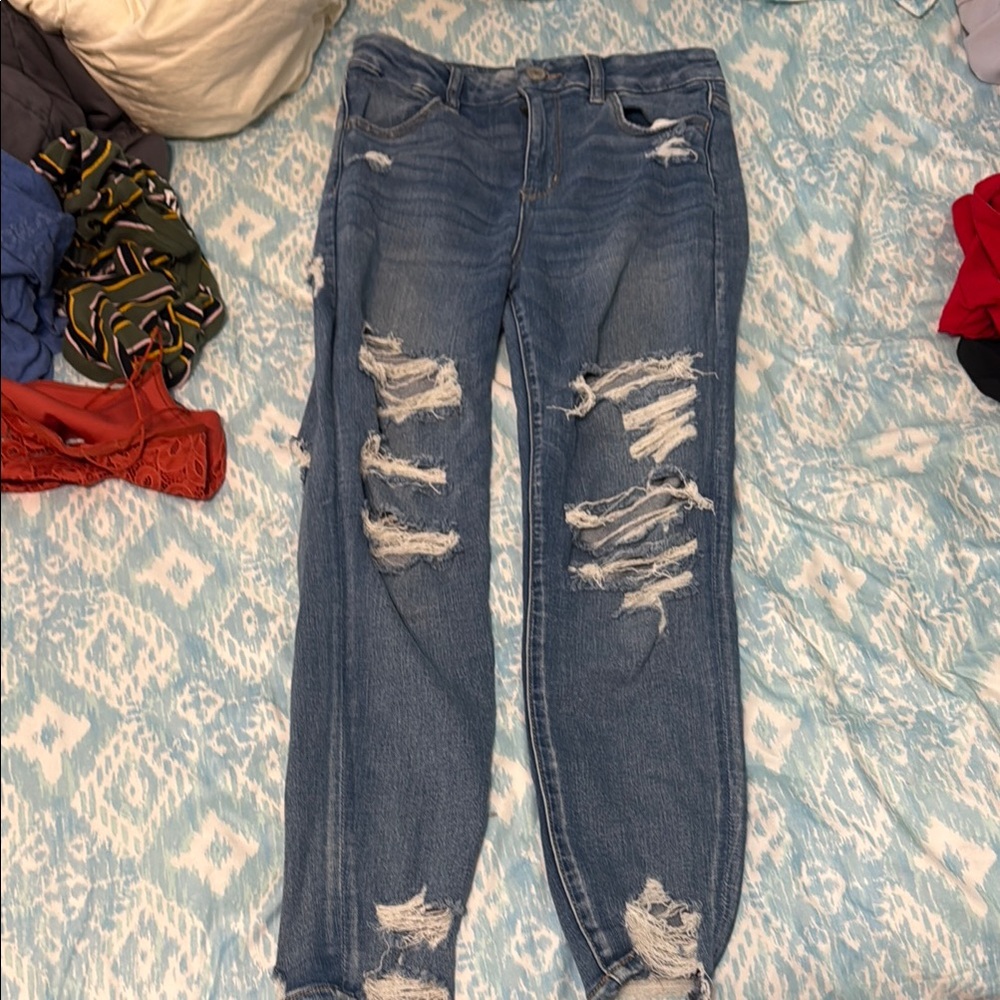 Distressed AE stretchy Jeans size 6
